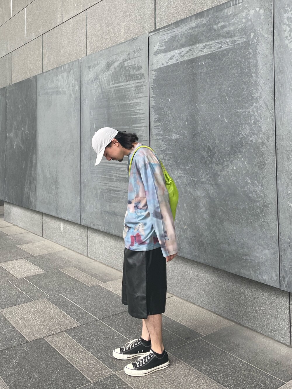 ブルー系のTシャツ/カットソー、ブラック系のその他パンツを着用したメンズの夏コーディネートの3枚目の写真