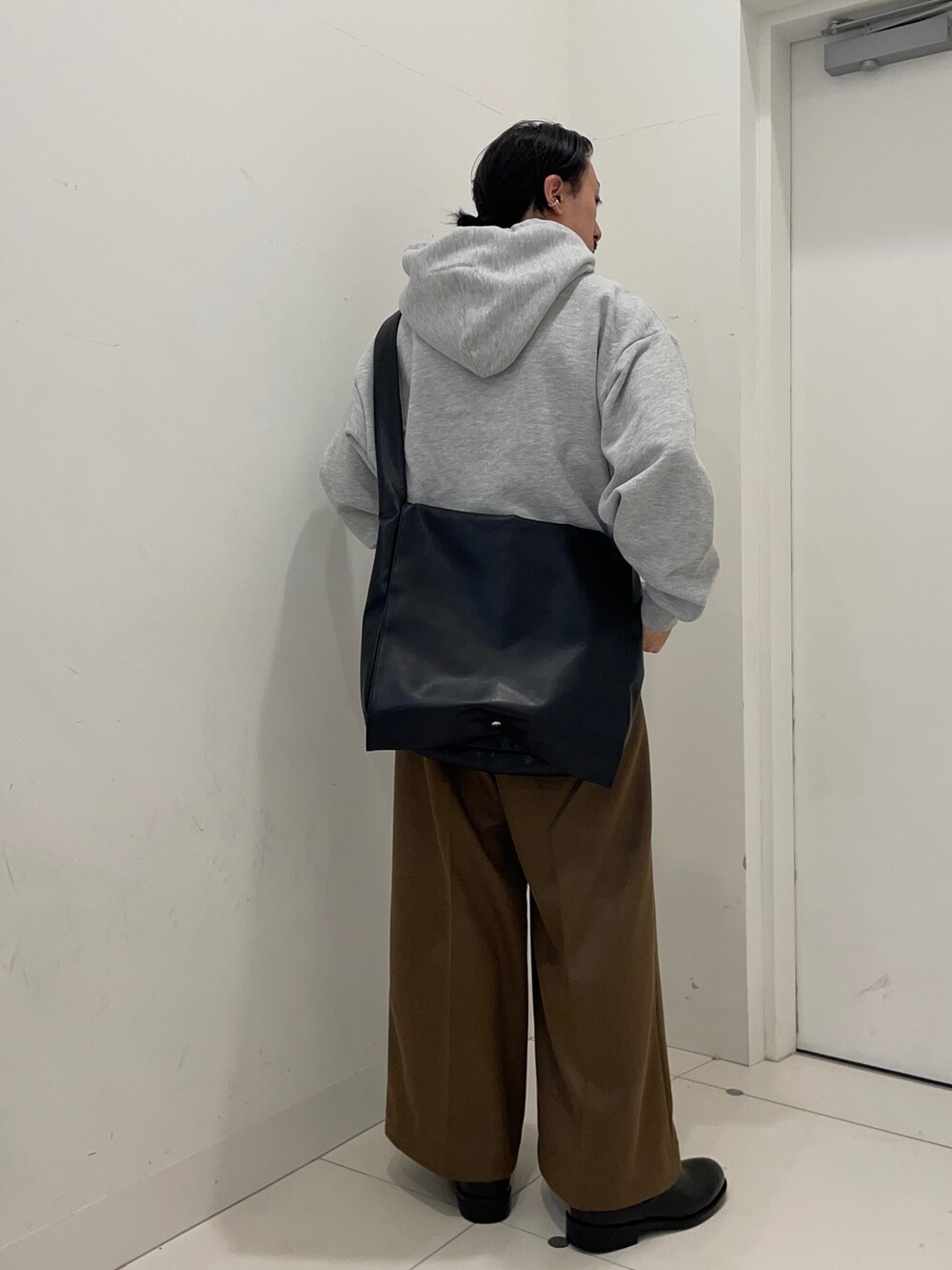 ベージュ系のその他パンツ、ブラック系のショルダーバッグ、グレー系のパーカーを着用したメンズの秋コーディネートの2枚目の写真