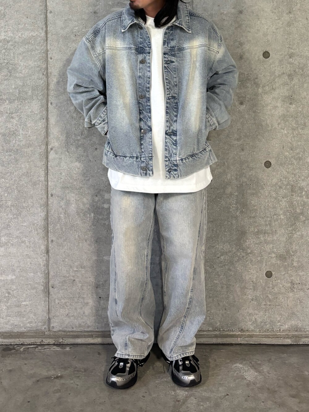 ブルー系のデニムパンツ、ブルー系のデニムジャケットを着用したメンズの秋コーディネートの2枚目の写真