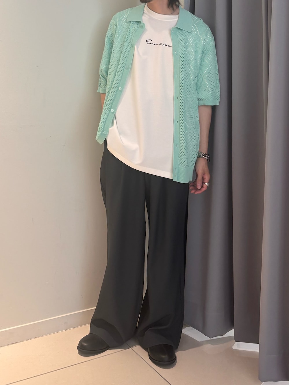 グリーン系のカーディガン/ボレロ、グレー系のその他パンツを着用したメンズの春コーディネートの4枚目の写真