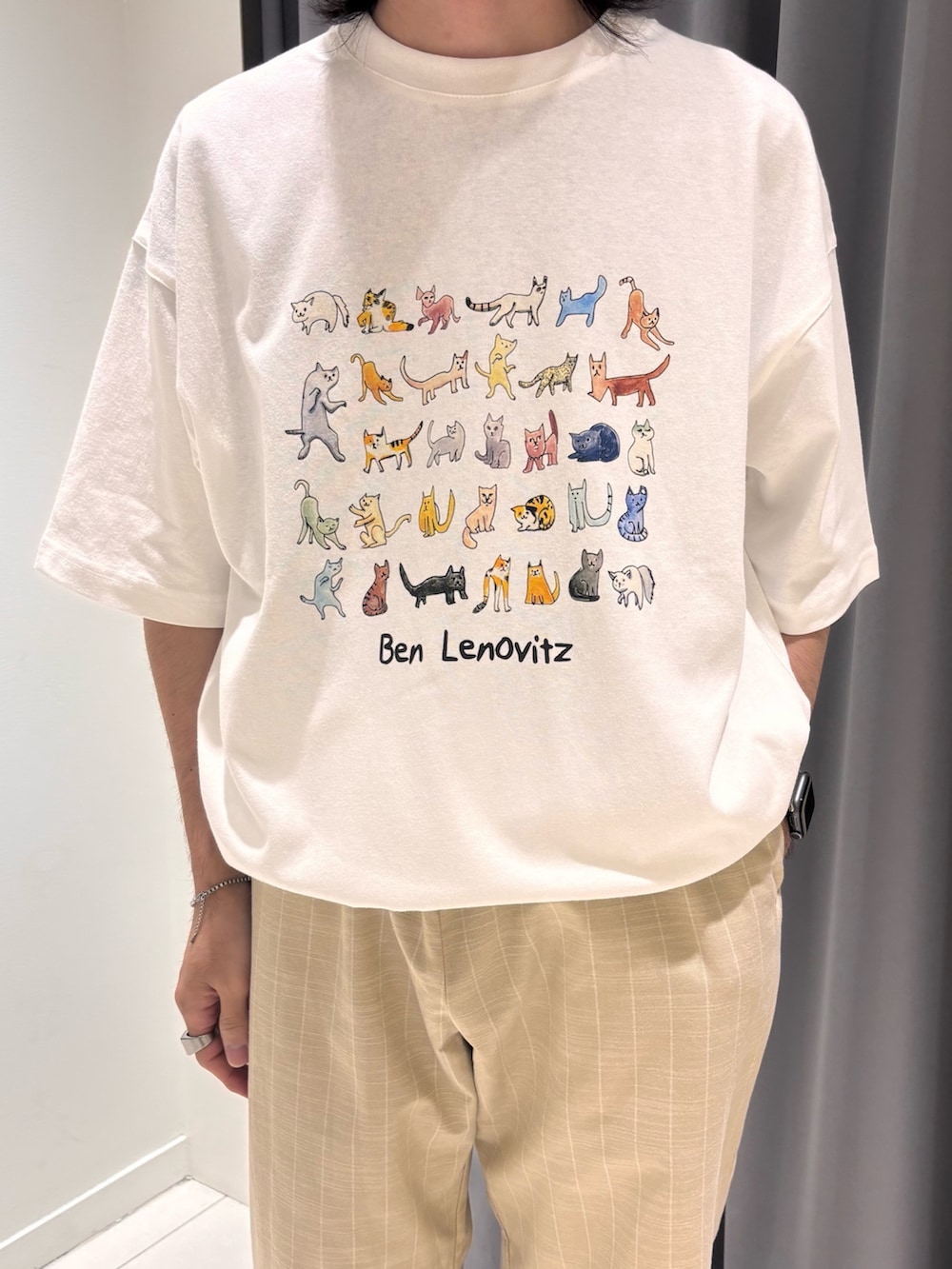 その他のTシャツ/カットソー、ベージュ系のその他パンツを着用したメンズの夏コーディネートの2枚目の写真