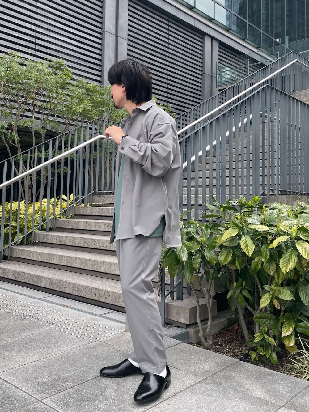 グリーン系のTシャツ/カットソー、その他のスラックス、その他のシャツ/ブラウスを着用したメンズの春コーディネートの3枚目の写真