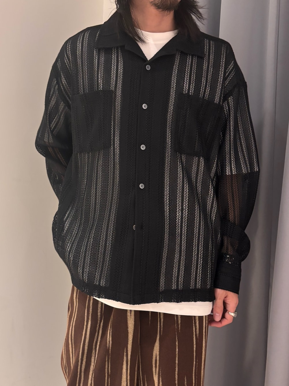 ブラック系のシャツ/ブラウス、ブラウン系のデニムパンツを着用したメンズの春コーディネートの3枚目の写真