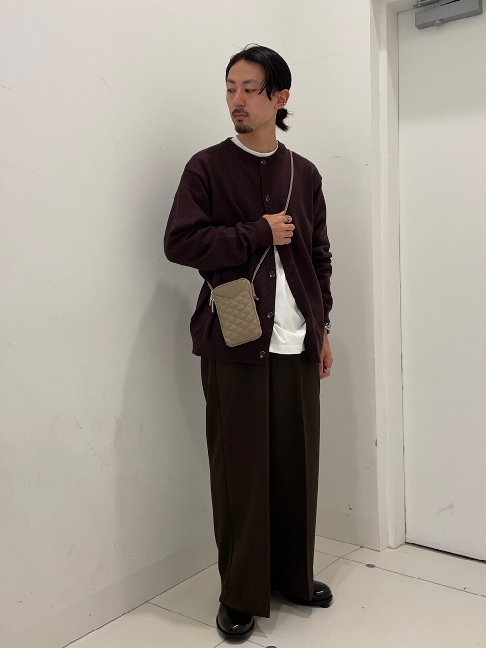 ブラウン系のカーディガン/ボレロ、ブラウン系のその他パンツを着用したメンズの秋コーディネートの3枚目の写真