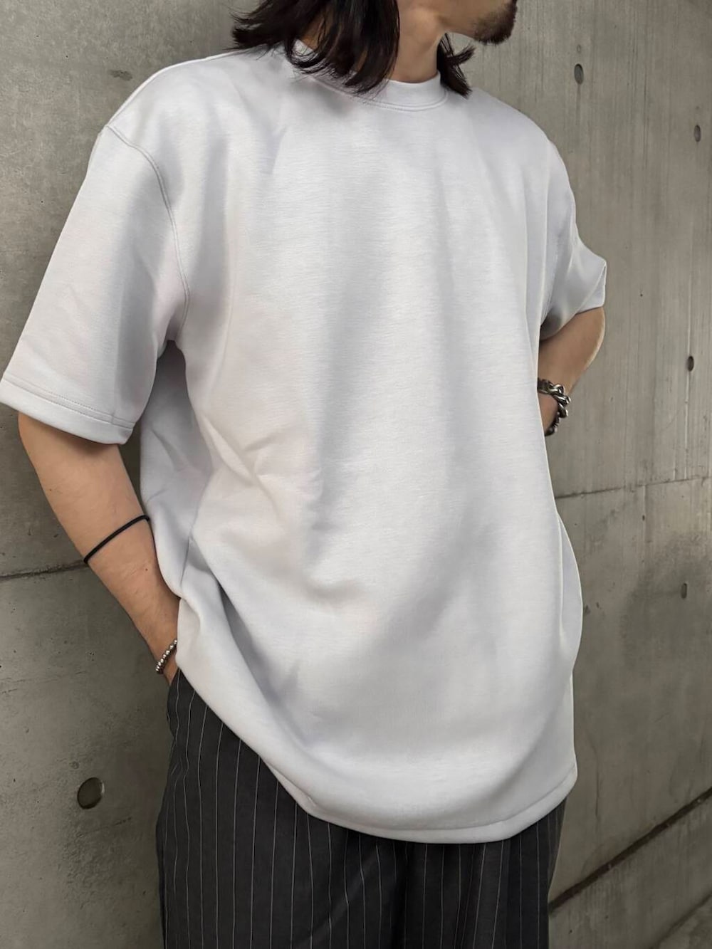 グレー系のTシャツ/カットソー、グレー系のその他パンツを着用したメンズの夏コーディネートの5枚目の写真