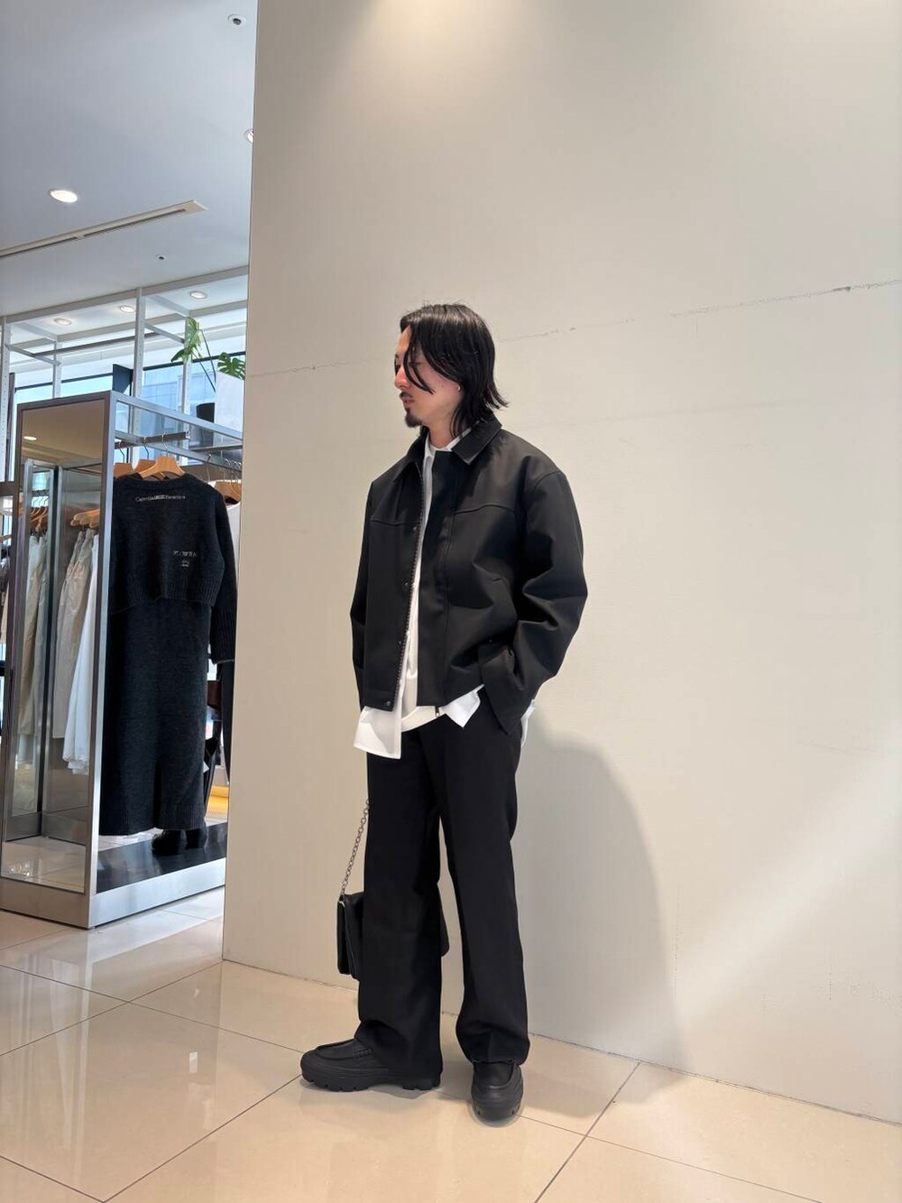 ブラック系のその他パンツ、ホワイト系のシャツ/ブラウス、ブラック系のブルゾンを着用したメンズの冬コーディネートの3枚目の写真