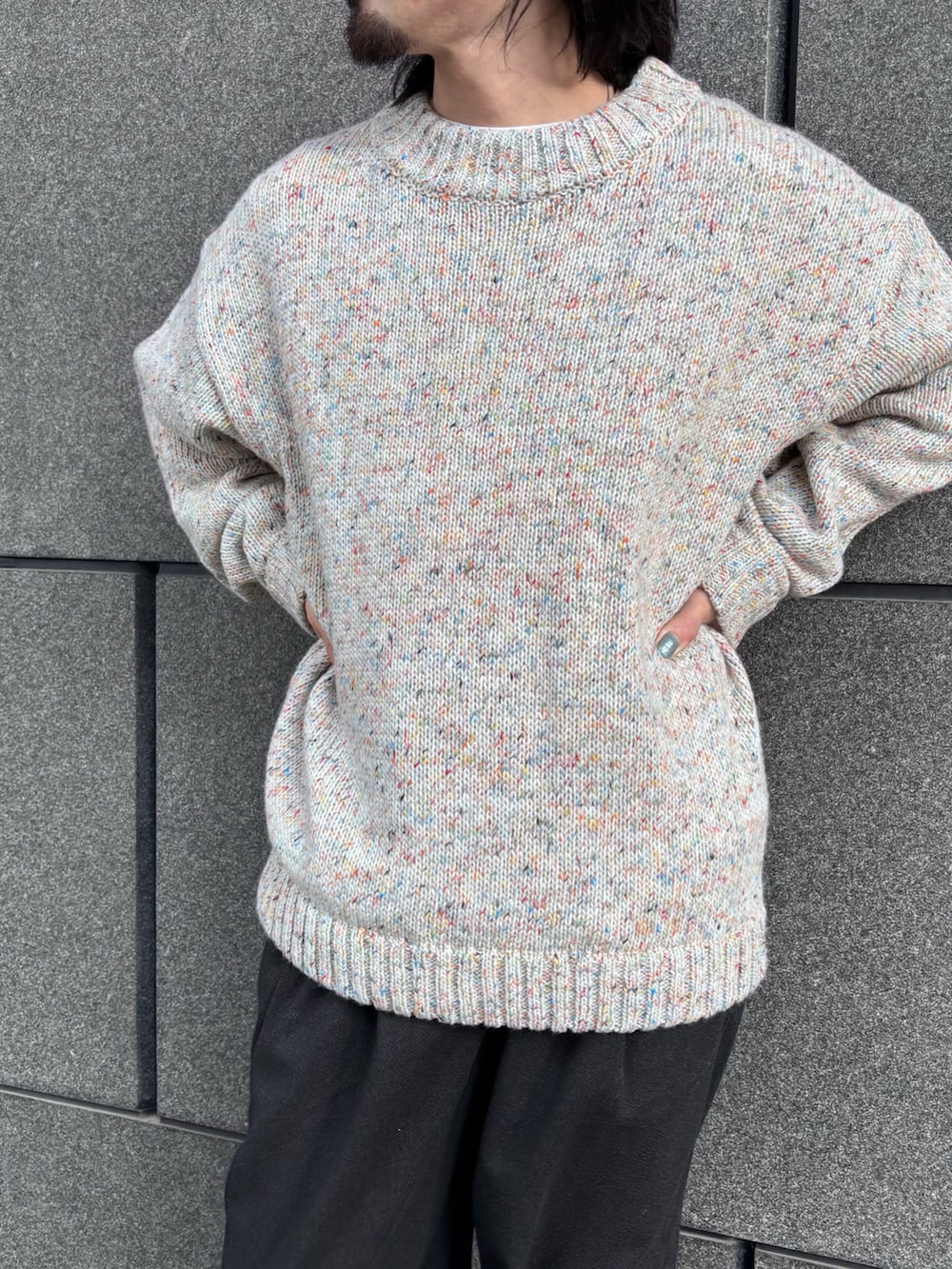 ホワイト系のニット/セーター、グレー系のその他パンツを着用したメンズの冬コーディネートの2枚目の写真