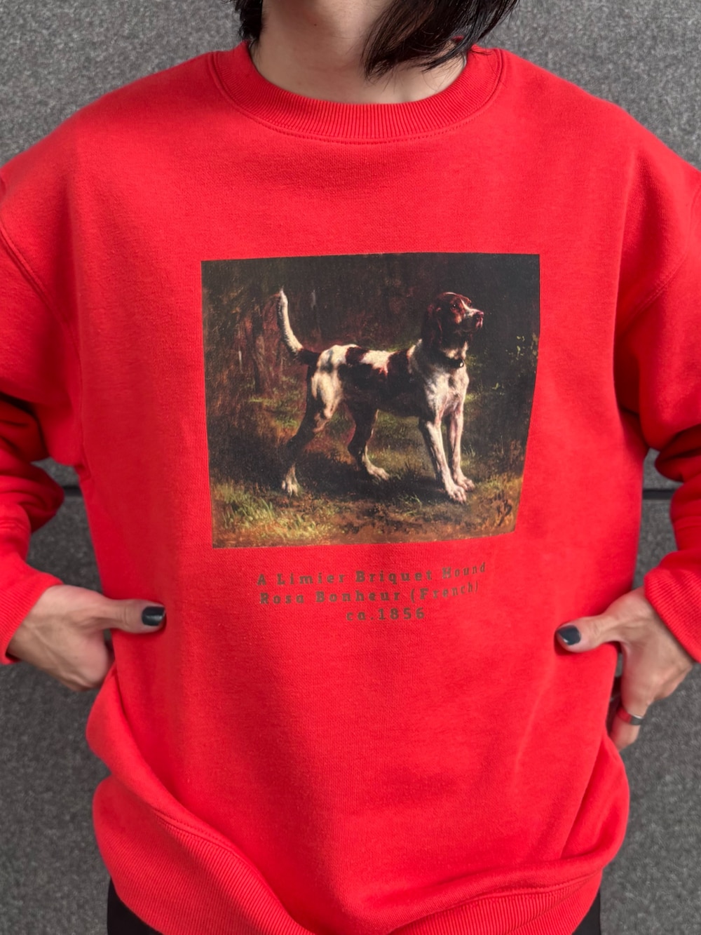 レッド系のスウェット、ブラック系のその他パンツを着用したメンズの冬コーディネートの3枚目の写真