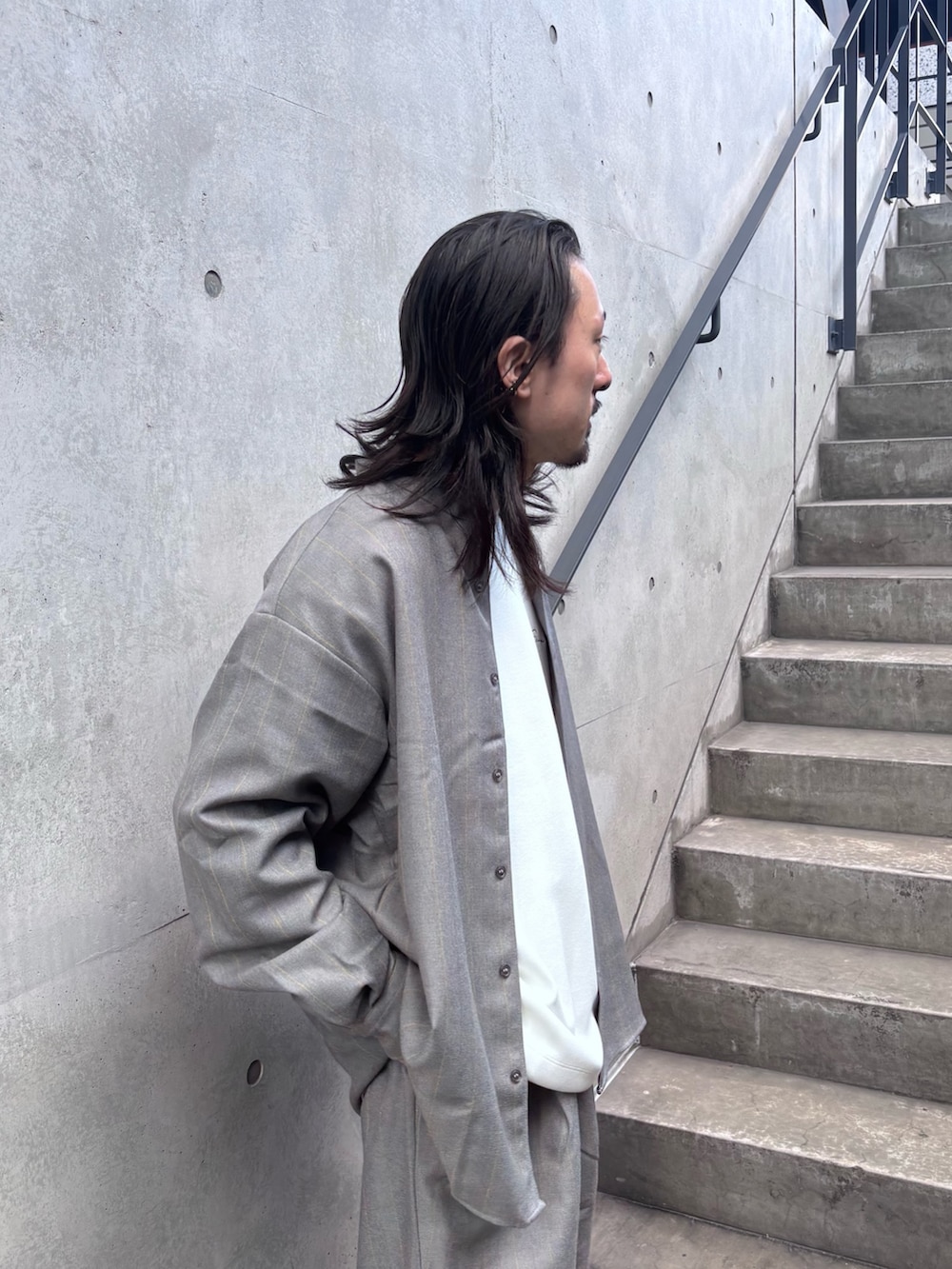 グレー系のその他パンツ、グレー系のシャツ/ブラウスを着用したメンズの秋コーディネートの3枚目の写真