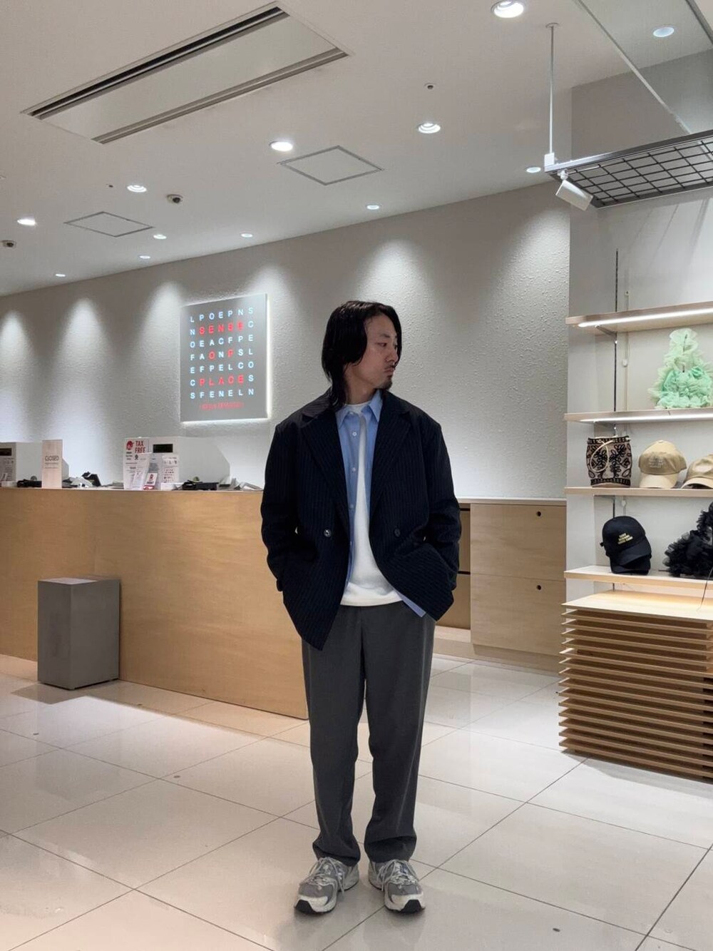 グレー系のその他パンツ、ブルー系のシャツ/ブラウス、ブルー系のその他アウターを着用したメンズの春コーディネートの2枚目の写真