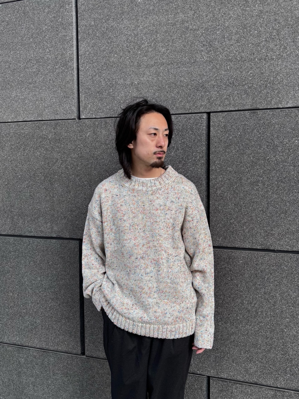 ホワイト系のニット/セーター、グレー系のその他パンツを着用したメンズの冬コーディネートの3枚目の写真