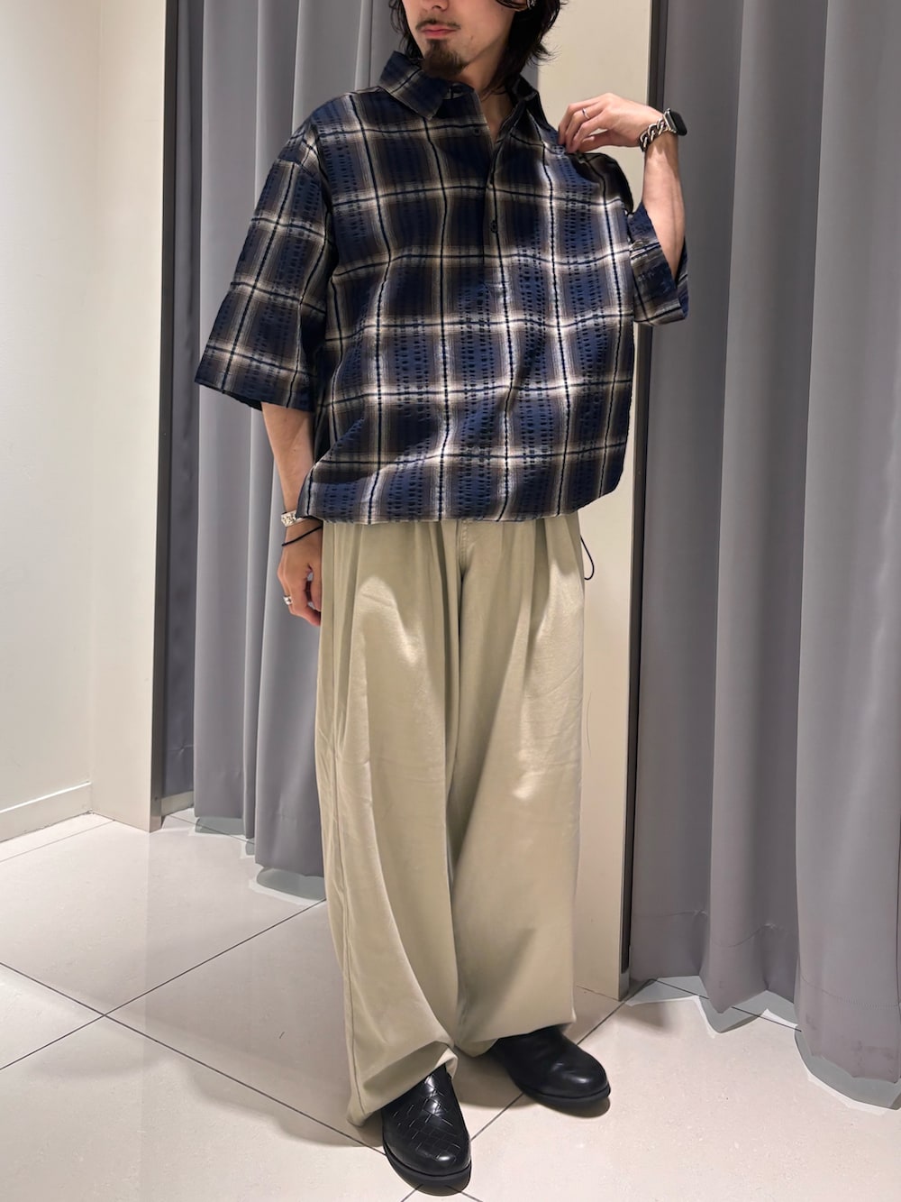 ブルー系のシャツ/ブラウス、ベージュ系のその他パンツを着用したメンズの夏コーディネートの3枚目の写真