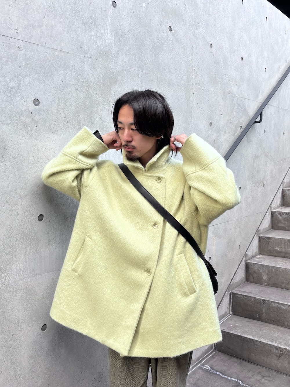 グリーン系のその他パンツ、ベージュ系のその他アウターを着用したメンズの冬コーディネートの2枚目の写真