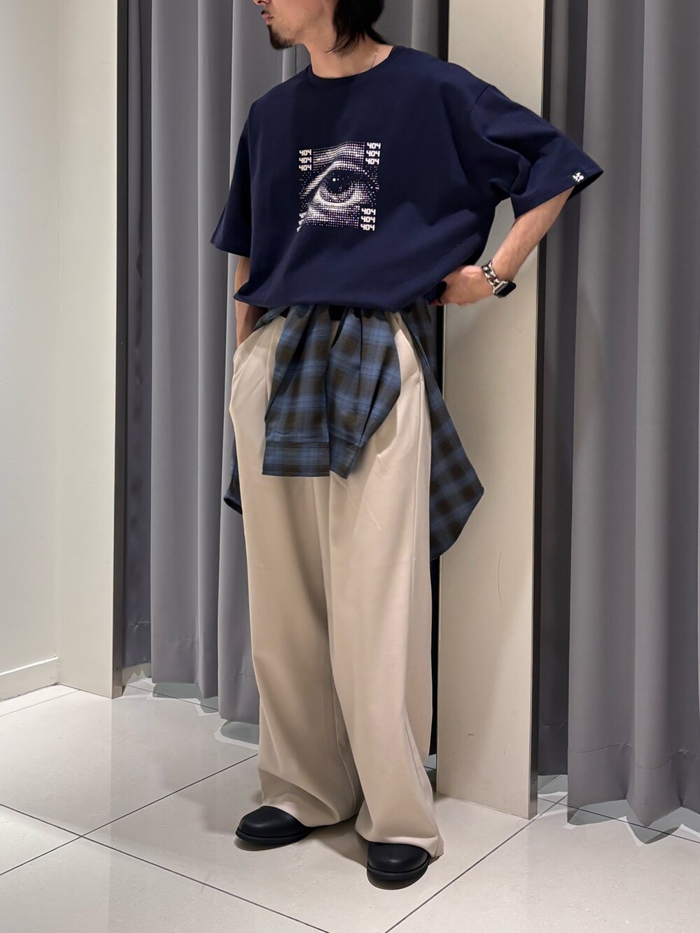 ベージュ系のその他パンツ、ブルー系のTシャツ/カットソー、グレー系のシャツ/ブラウスを着用したメンズの春コーディネートの3枚目の写真