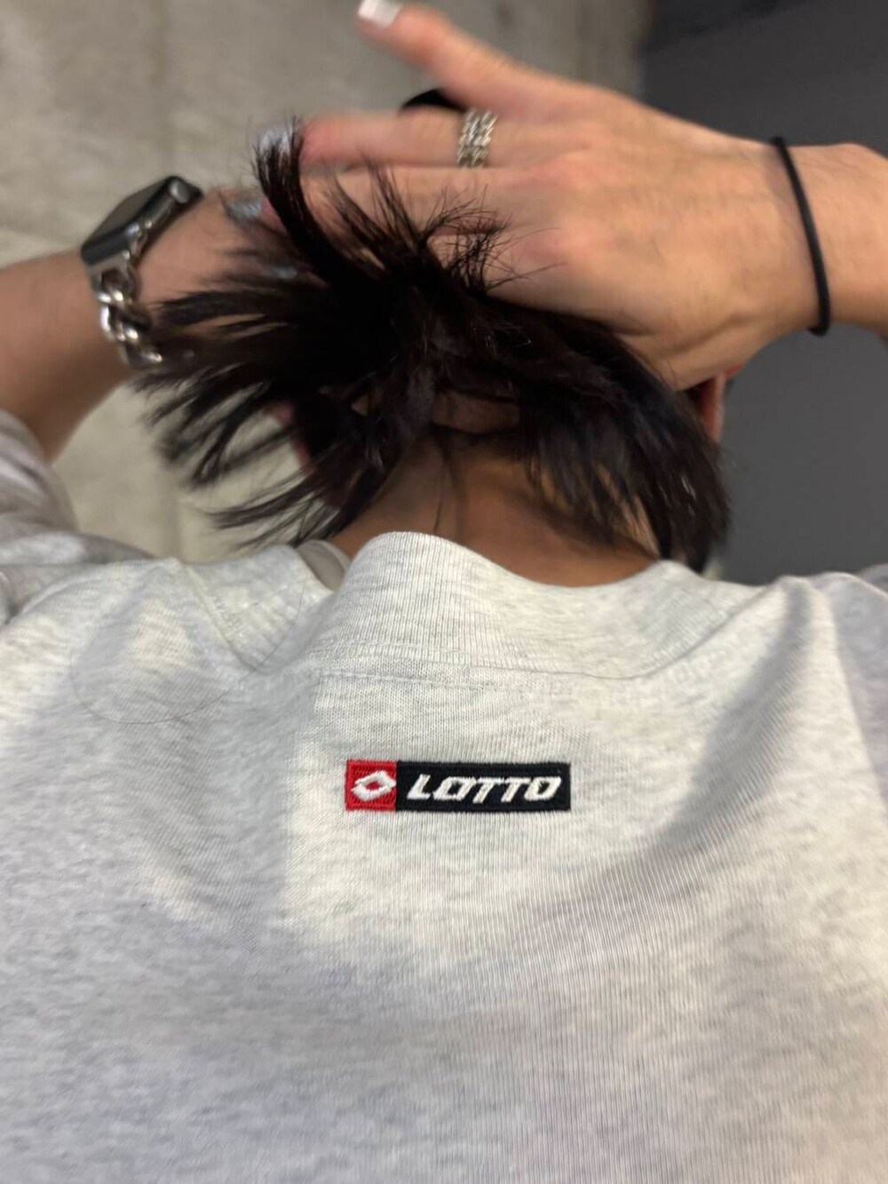 グレー系のその他パンツ、グレー系のTシャツ/カットソーを着用したメンズの夏コーディネートの4枚目の写真