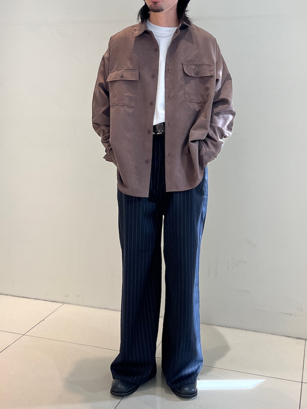 ブルー系のその他パンツ、ブラウン系のシャツ/ブラウスを着用したメンズの冬コーディネートの2枚目の写真