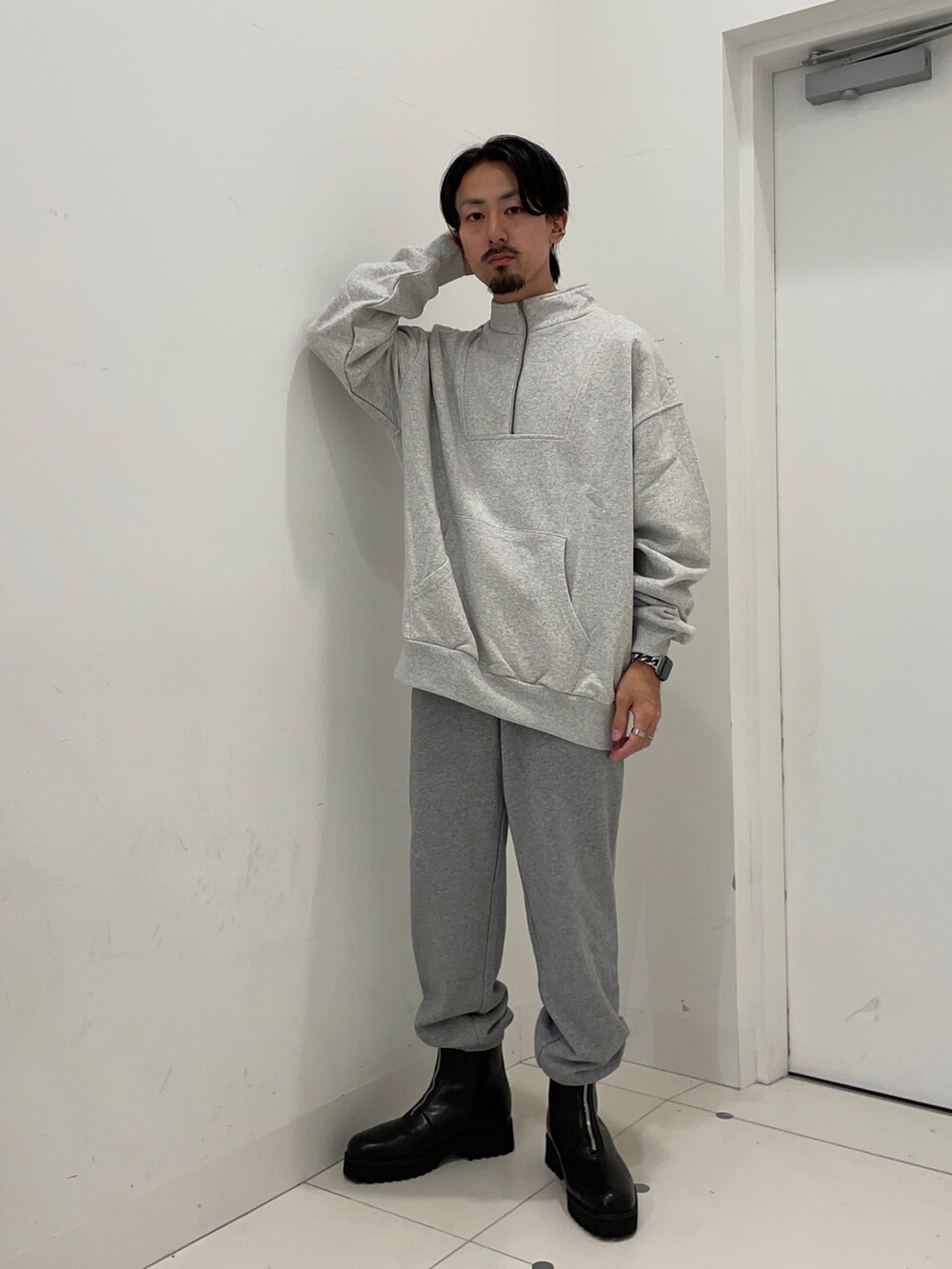 グレー系のその他パンツ、グレー系のスウェットを着用したメンズの秋コーディネートの3枚目の写真