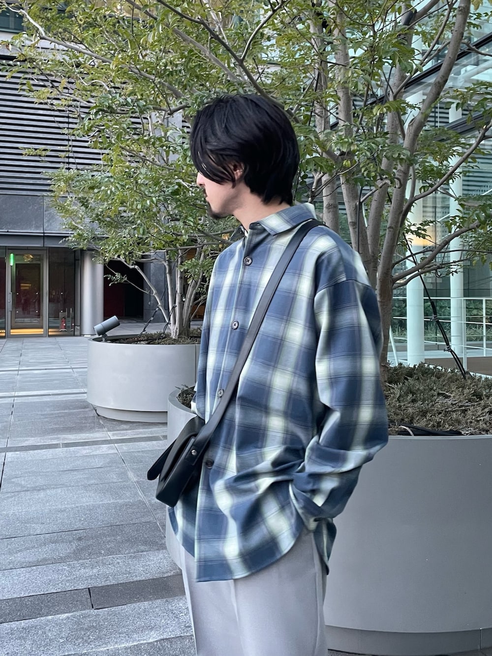 グレー系のその他パンツ、ブラック系のショルダーバッグ、その他のシャツ/ブラウスを着用したメンズの春コーディネートの3枚目の写真