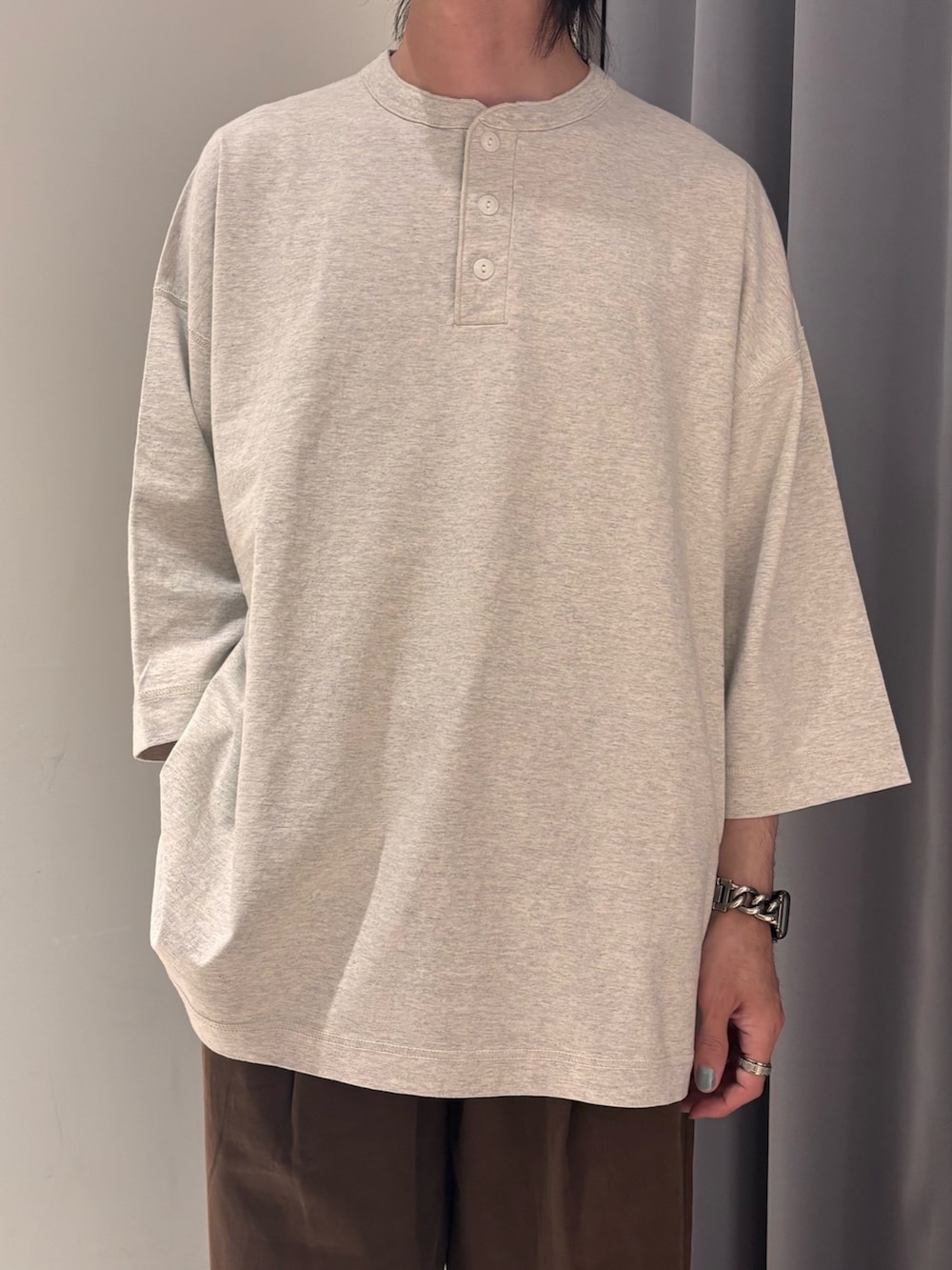 ベージュ系のTシャツ/カットソー、ブラウン系のその他パンツを着用したメンズの春コーディネートの2枚目の写真