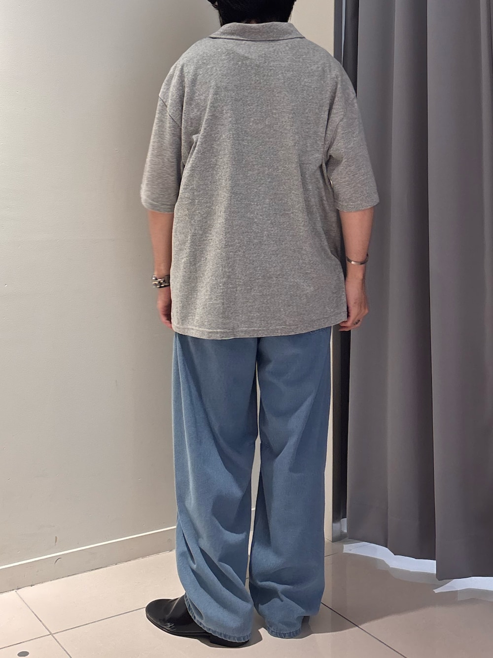 ブルー系のデニムパンツ、グレー系のポロシャツを着用したメンズの夏コーディネートの3枚目の写真