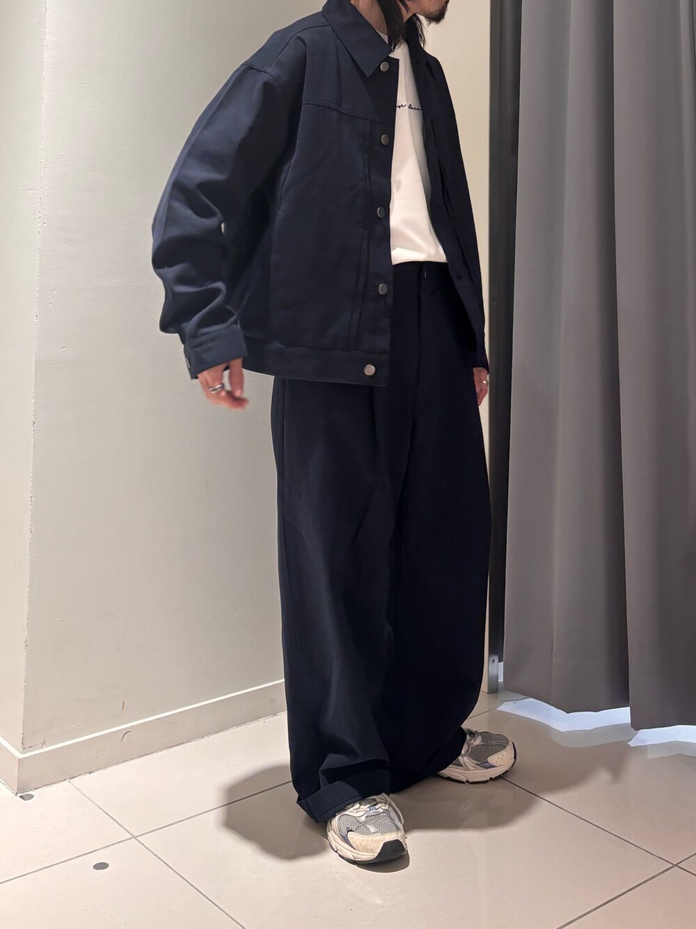 ブルー系のブルゾン、ブルー系のその他パンツを着用したメンズの春コーディネートの3枚目の写真