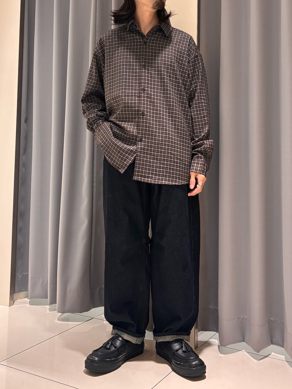 ブルー系のデニムパンツ、ブラウン系のシャツ/ブラウスを着用したメンズの秋コーディネートの4枚目の写真