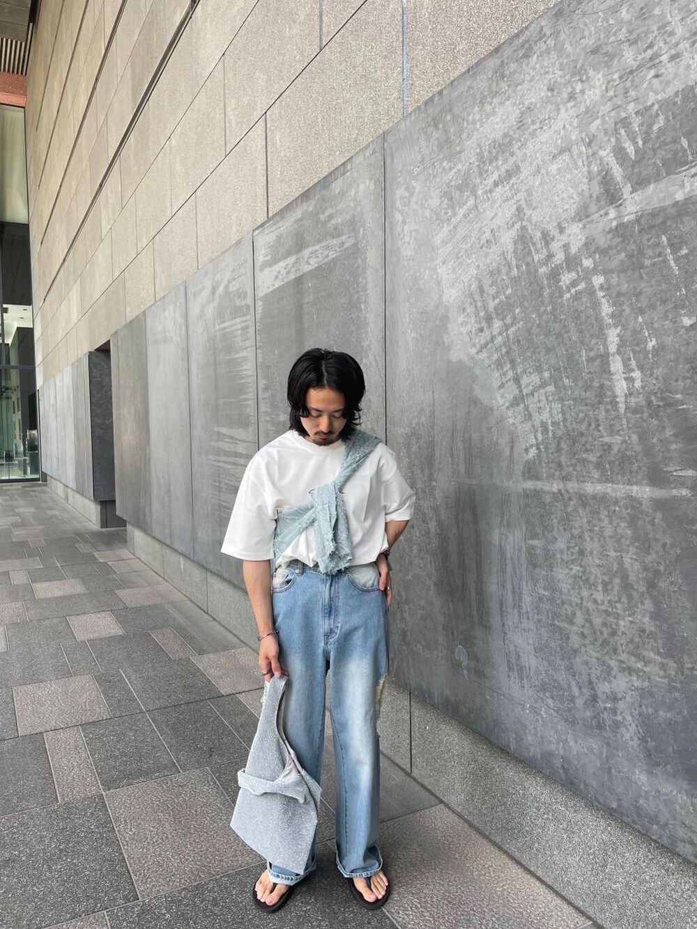 ホワイト系のTシャツ/カットソー、ブルー系のデニムパンツ、ブルー系のシャツ/ブラウスを着用したメンズの夏コーディネートの2枚目の写真