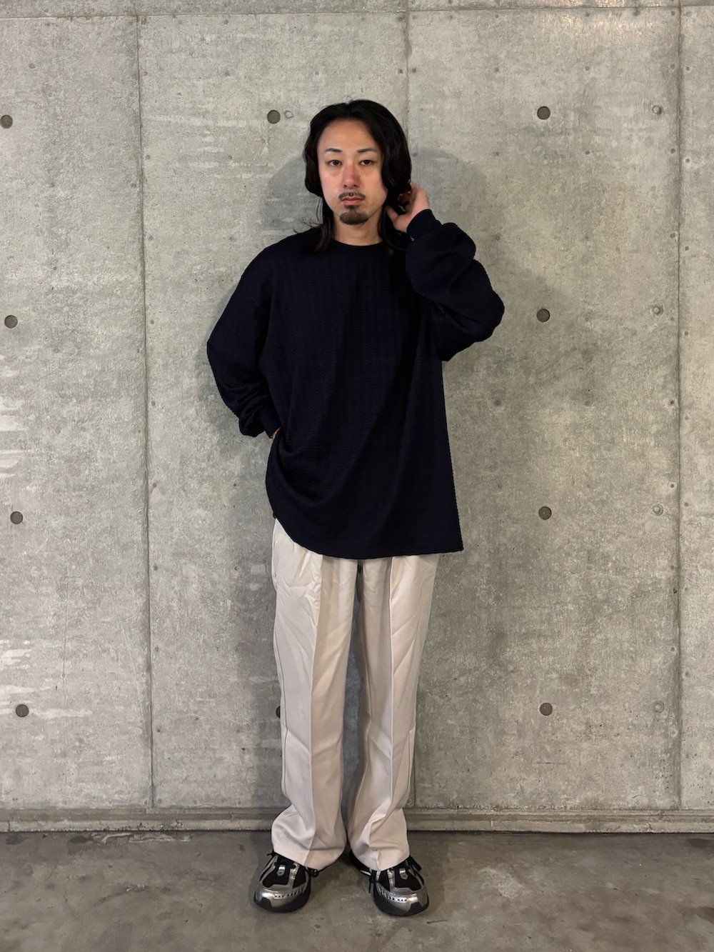 パープル系のTシャツ/カットソー、ベージュ系のその他パンツを着用したメンズの秋コーディネートの2枚目の写真