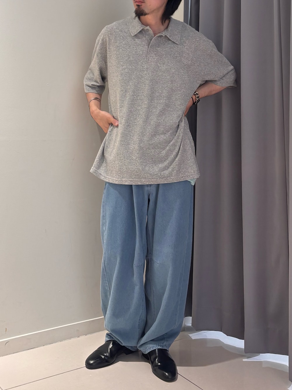 ブルー系のデニムパンツ、グレー系のポロシャツを着用したメンズの夏コーディネートの4枚目の写真
