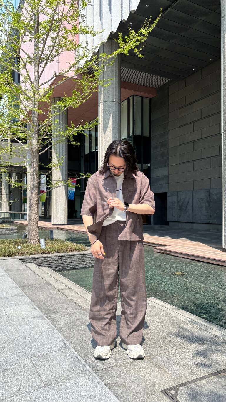 ブラウン系のシャツ/ブラウス、ブラウン系のその他パンツ、ホワイト系のTシャツ/カットソーを着用したメンズの春コーディネートの2枚目の写真