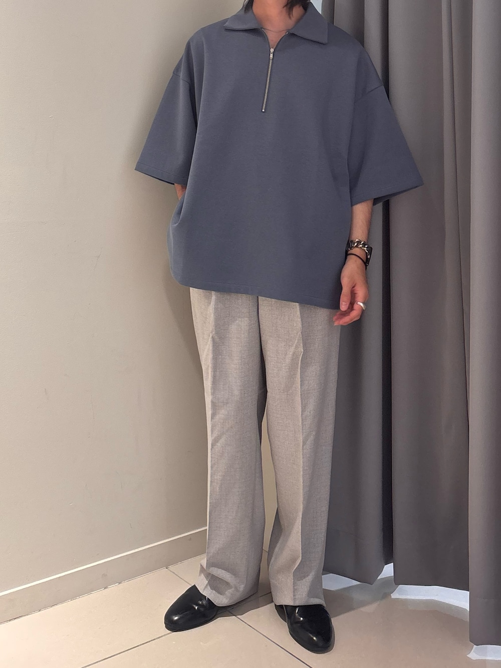 ブルー系のTシャツ/カットソー、グレー系のその他パンツを着用したメンズの夏コーディネートの3枚目の写真