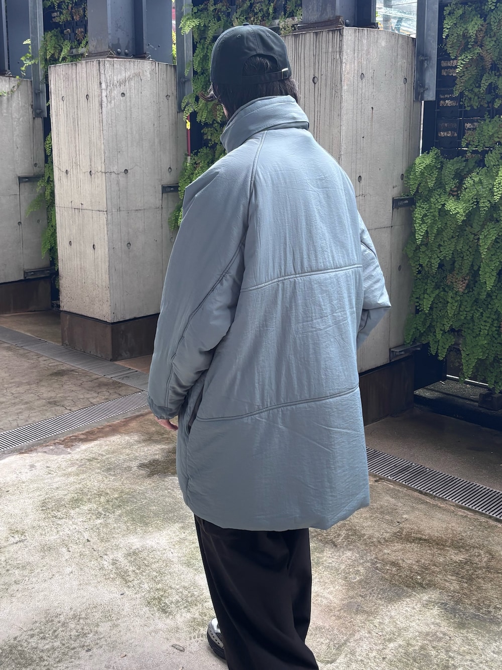 ブルー系のダウンジャケット/コート、ブラック系のその他パンツ、ブルー系のキャップを着用したメンズの秋コーディネートの2枚目の写真