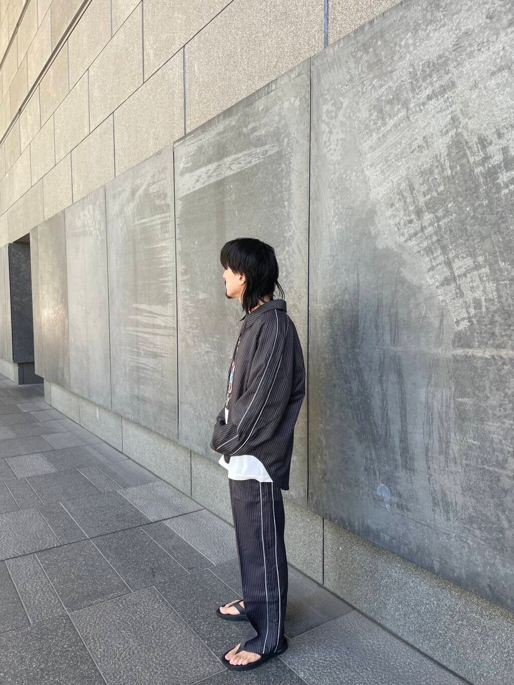 ホワイト系のTシャツ/カットソー、グリーン系のシャツ/ブラウス、グリーン系のその他パンツを着用したメンズの秋コーディネートの3枚目の写真