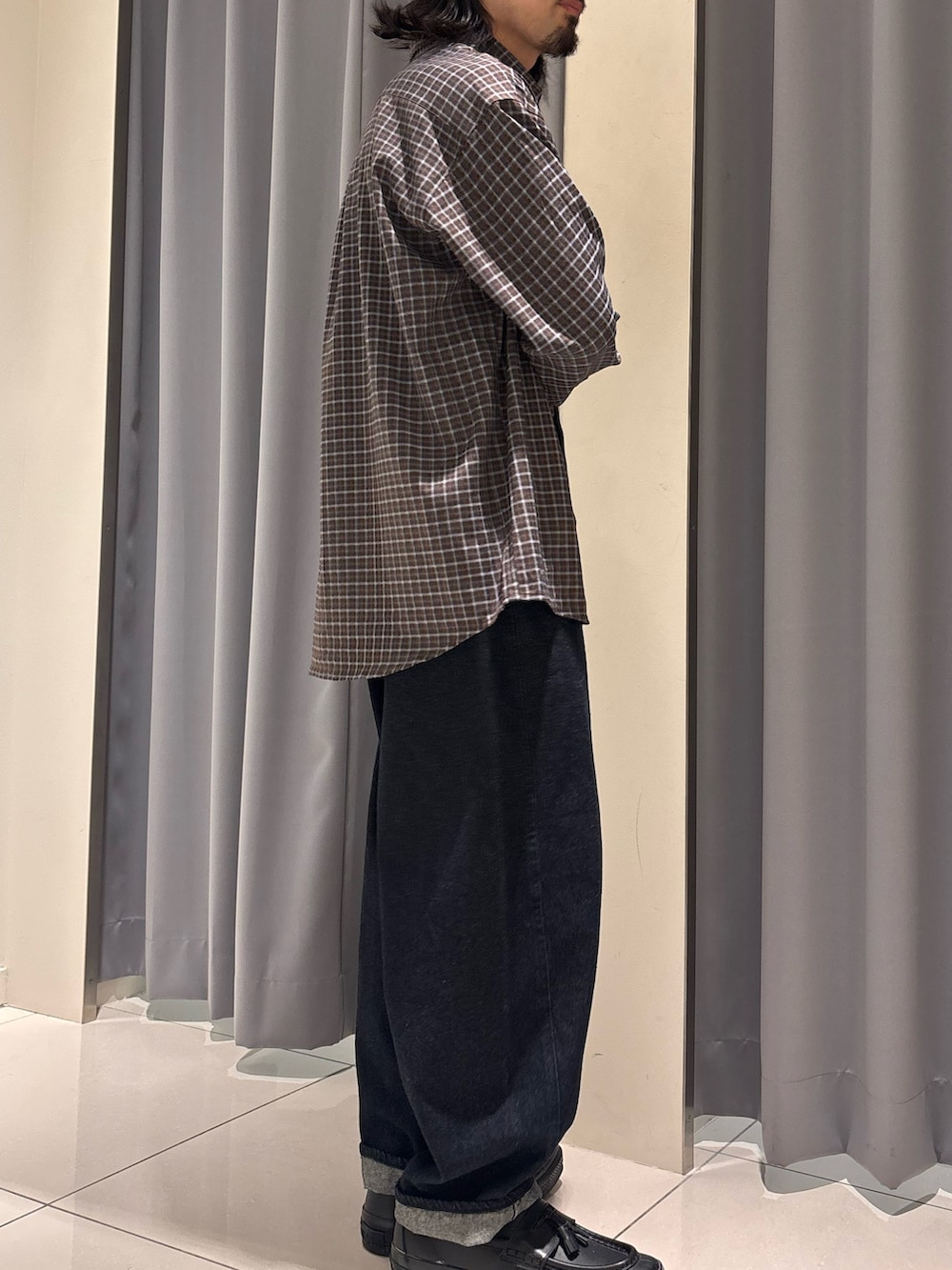 ブルー系のデニムパンツ、ブラウン系のシャツ/ブラウスを着用したメンズの秋コーディネートの3枚目の写真