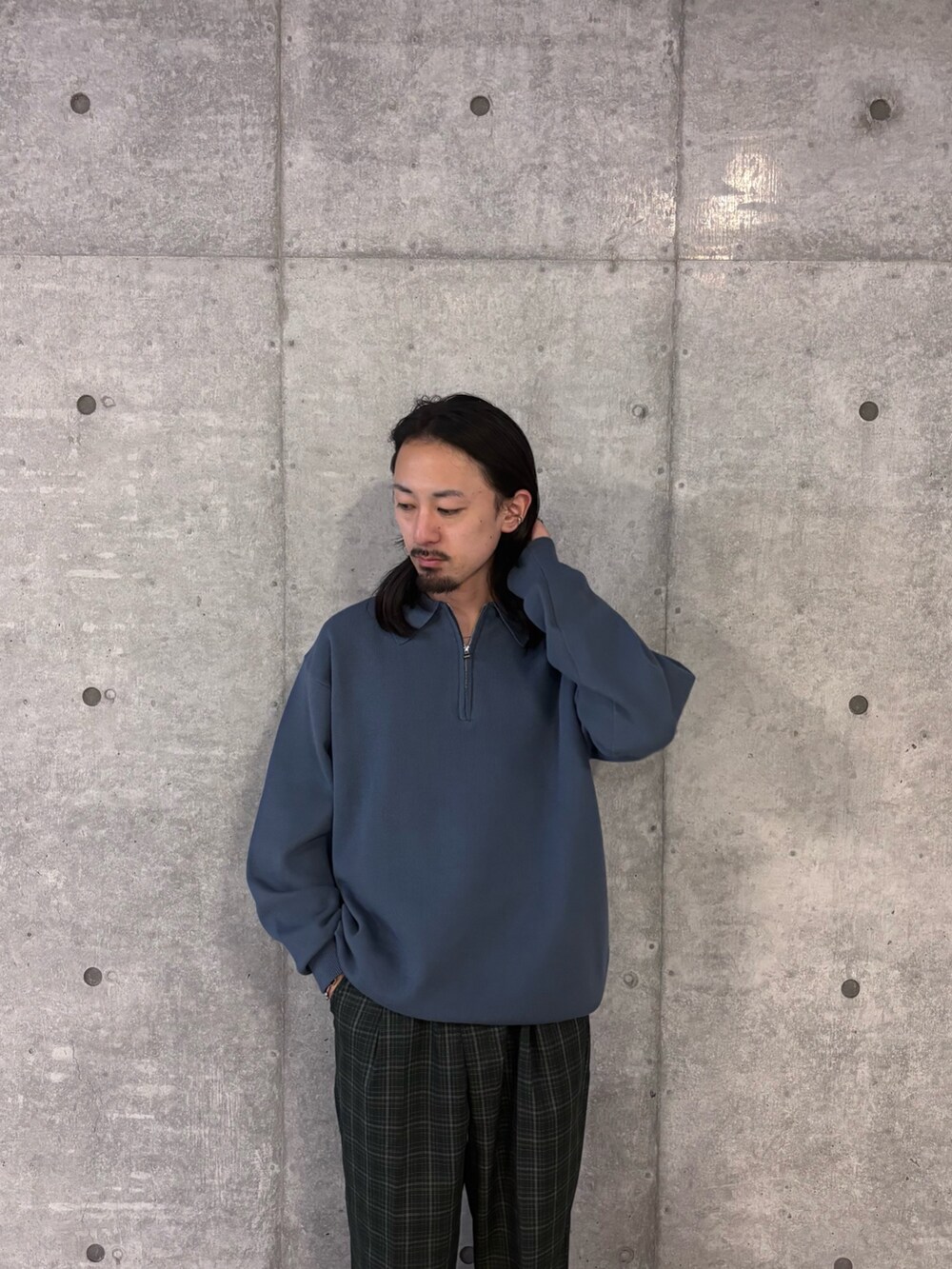 ブルー系のニット/セーター、グリーン系のその他パンツを着用したメンズの秋コーディネートの4枚目の写真