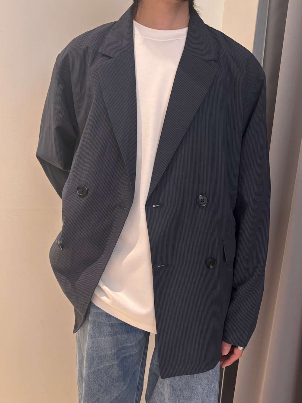 ブルー系のその他アウター、ブルー系のその他パンツを着用したメンズの春コーディネートの2枚目の写真