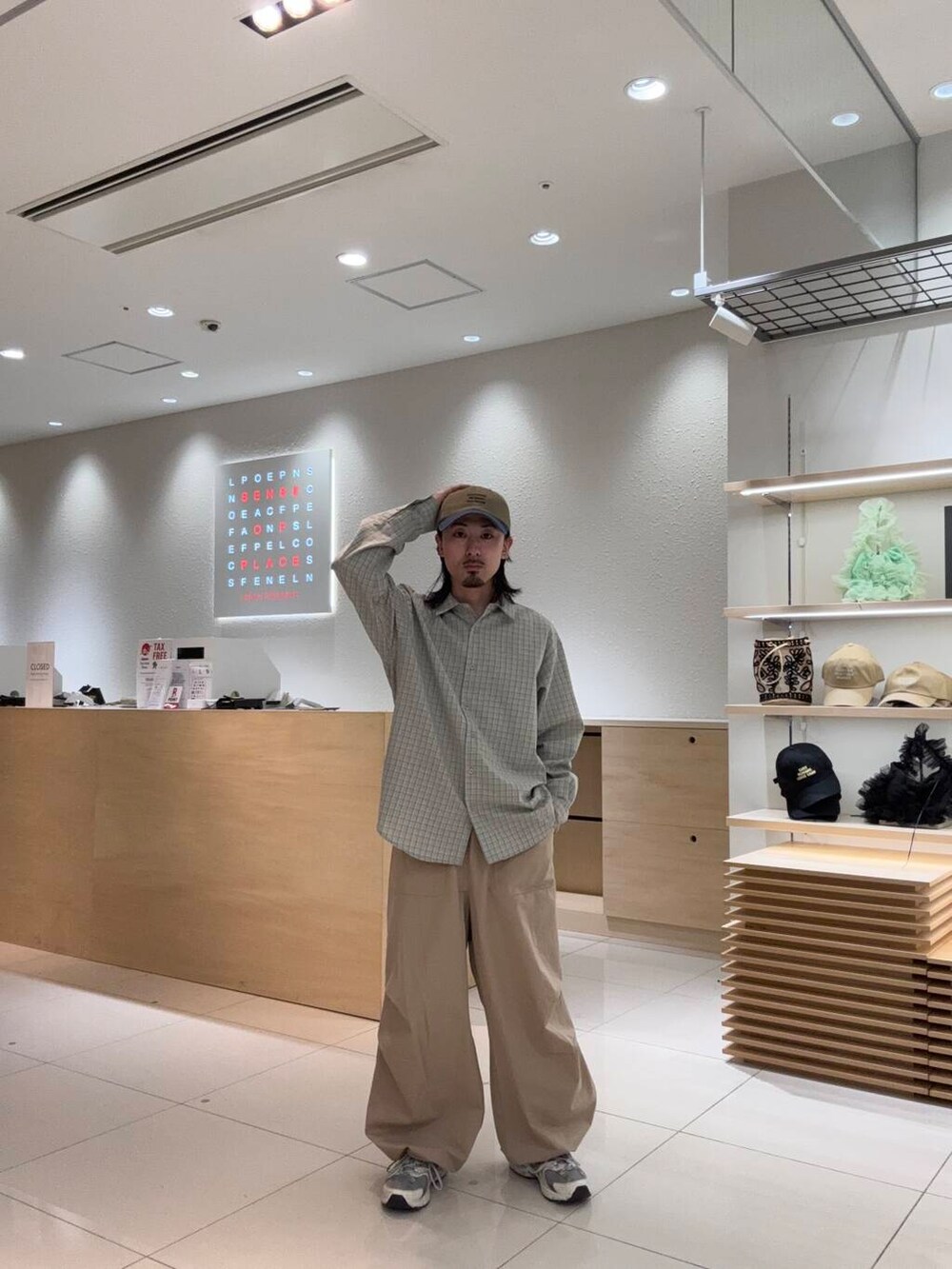 ベージュ系のシャツ/ブラウス、ベージュ系のその他パンツを着用したメンズの春コーディネートの2枚目の写真