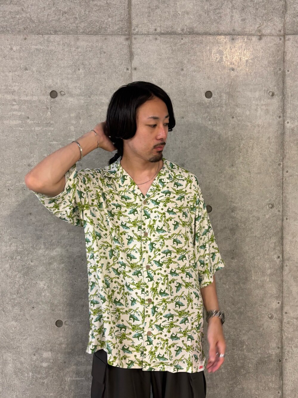 ホワイト系のシャツ/ブラウス、ブラウン系のその他パンツを着用したメンズの秋コーディネートの3枚目の写真