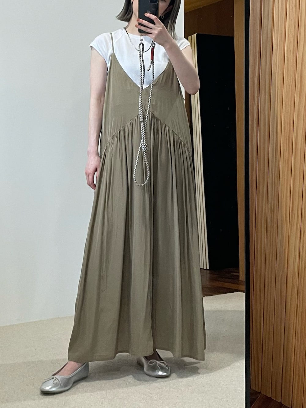 ベージュ系のワンピースを着用したレディースの夏コーディネートの2枚目の写真