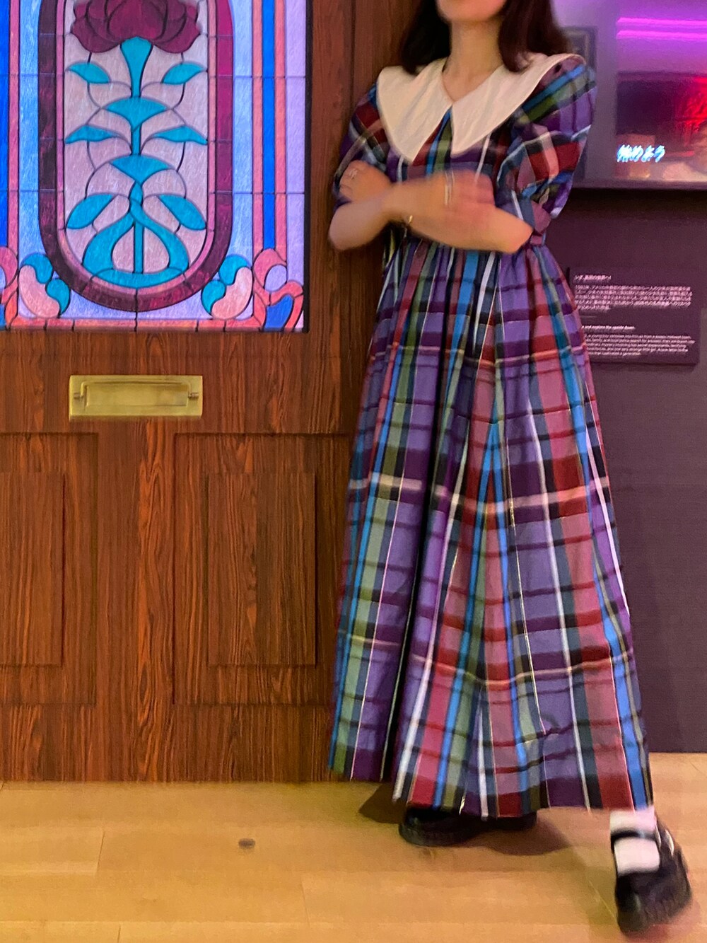 ブラック系のローファー、ブルー系のワンピースを着用したレディースの夏コーディネートの2枚目の写真