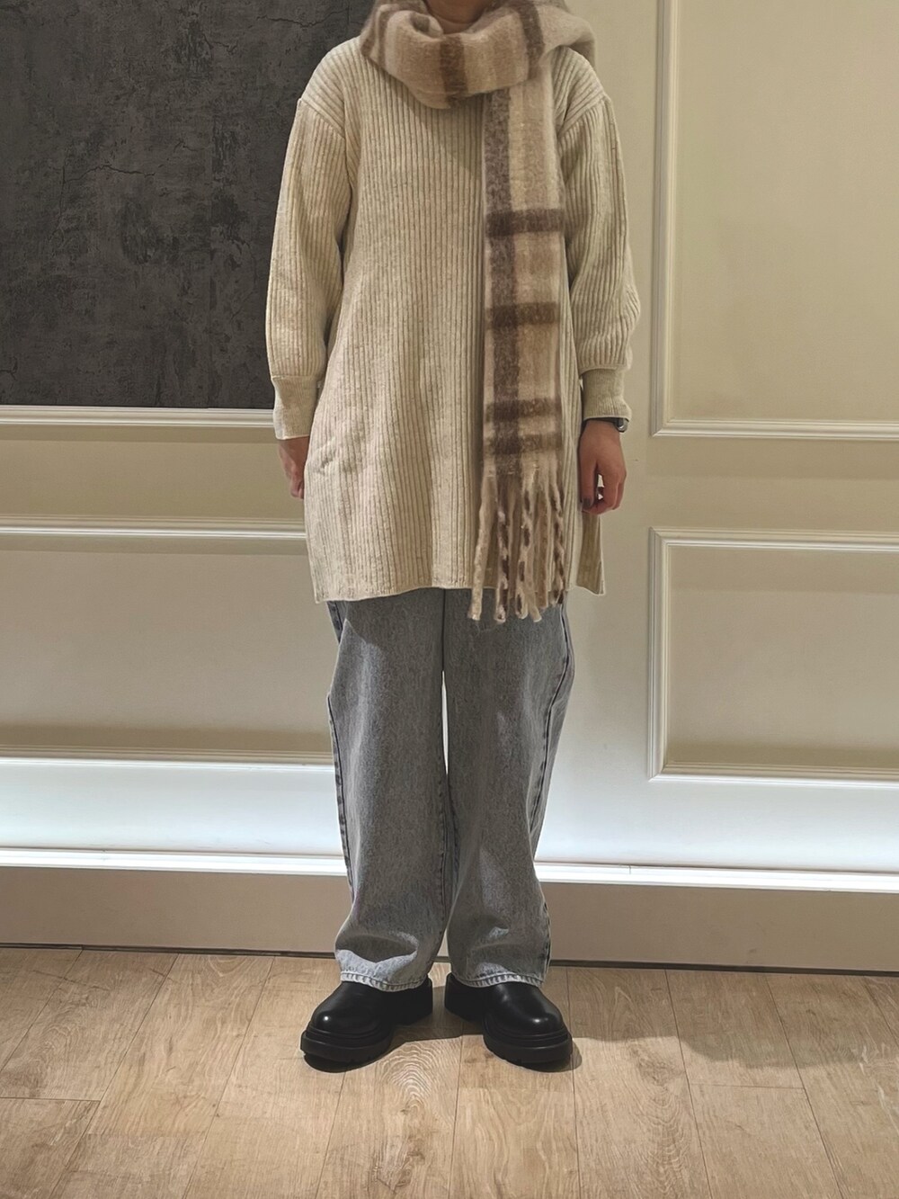 ホワイト系のワンピース、ブルー系のデニムパンツ、ベージュ系のストール/ショールを着用したレディースの冬コーディネートの2枚目の写真