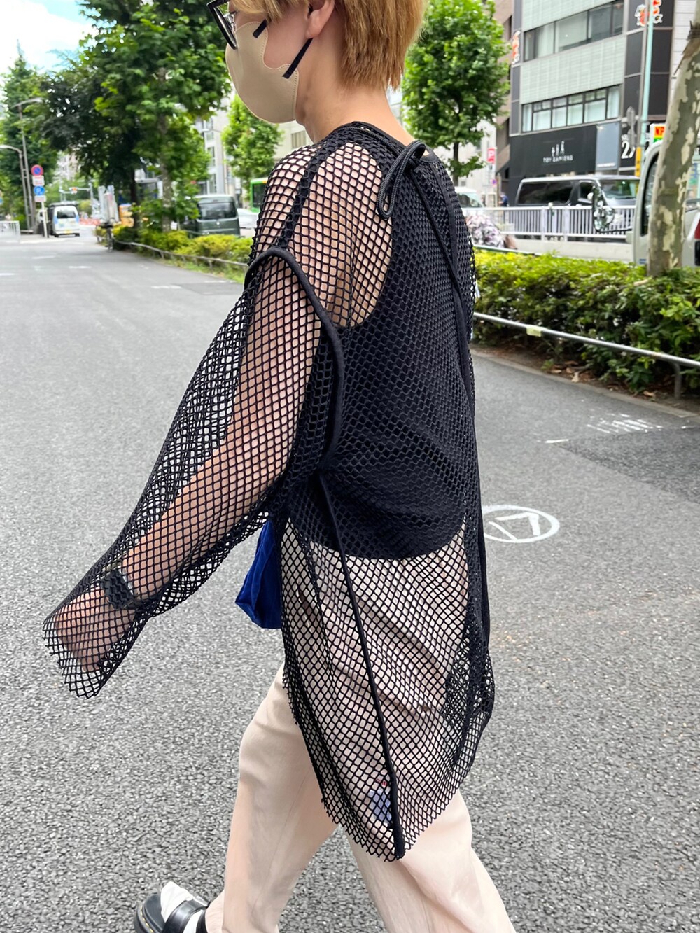 ブラック系のTシャツ/カットソーを着用したレディースの夏コーディネートの2枚目の写真