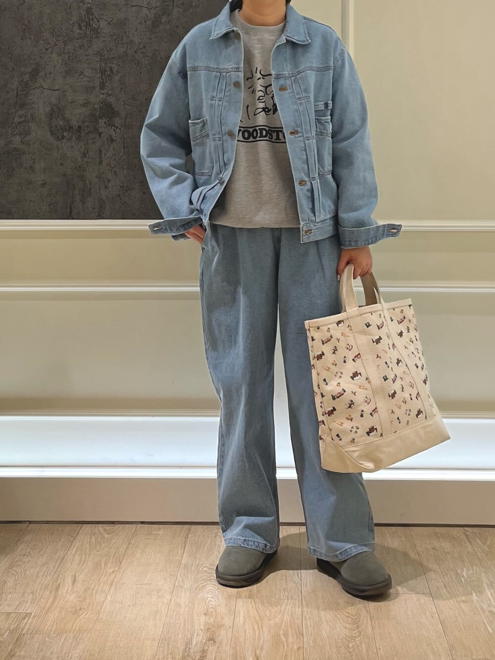 ブルー系のデニムパンツ、ブルー系のデニムジャケット、グレー系のスウェットを着用したレディースの春コーディネートの3枚目の写真