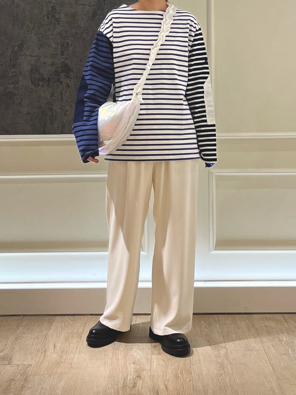 ホワイト系のショルダーバッグ、ホワイト系のその他パンツ、ホワイト系のTシャツ/カットソーを着用したレディースの春コーディネートの2枚目の写真