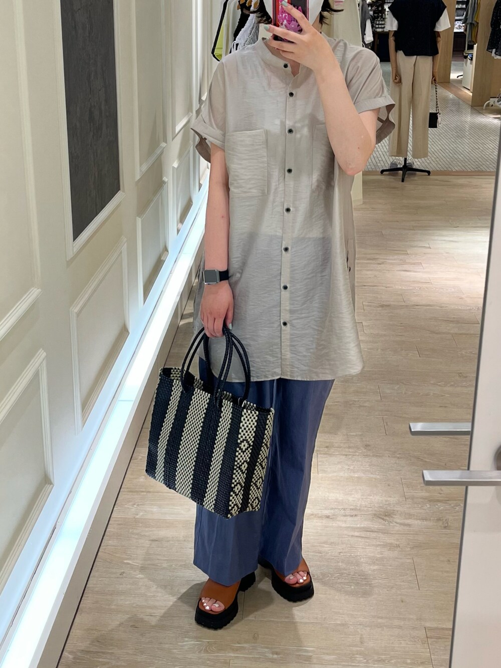 ベージュ系のシャツ/ブラウス、ブラック系のスラックス、ブラウン系のサンダルを着用したレディースの夏コーディネートの4枚目の写真