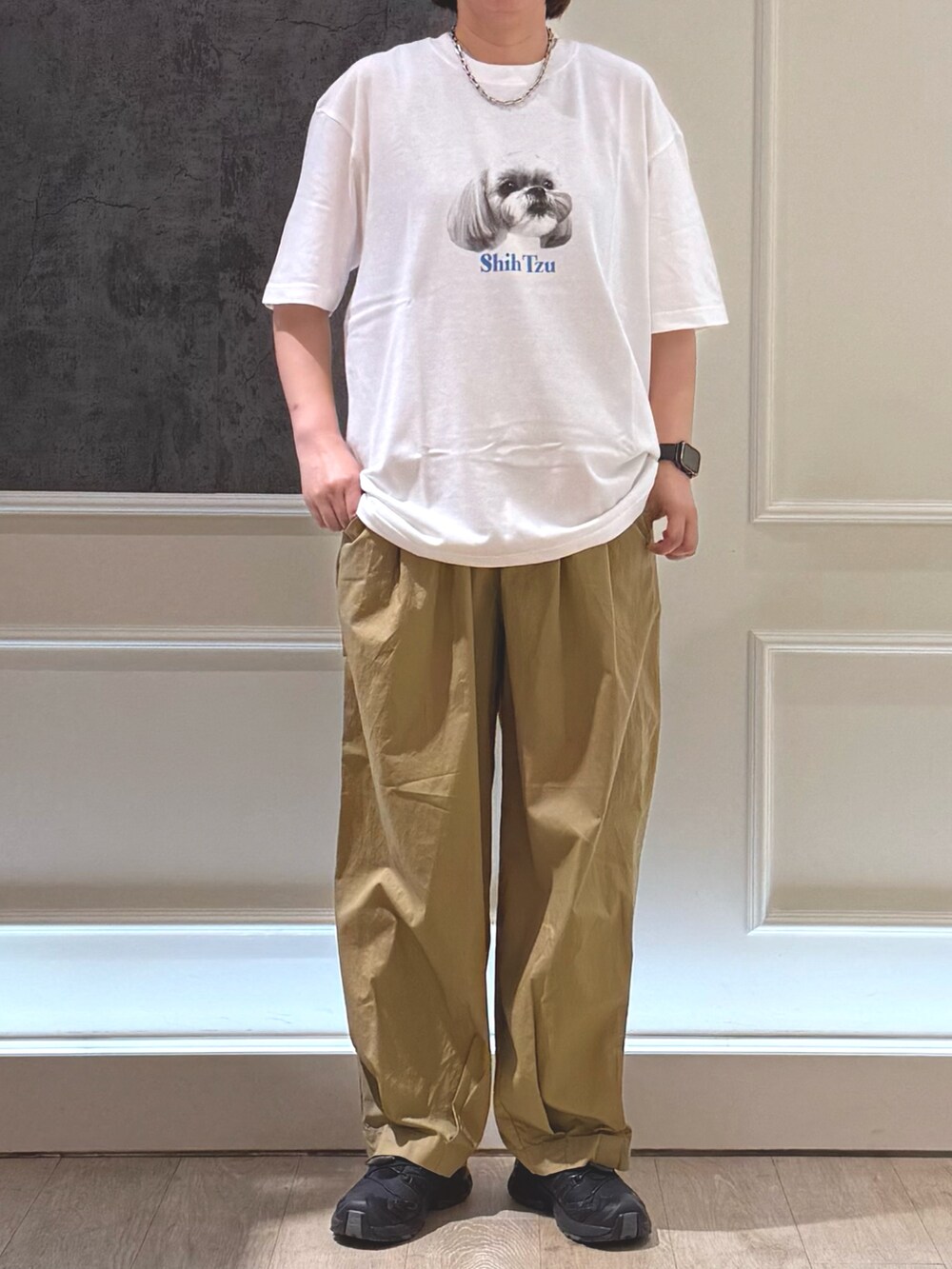 ホワイト系のTシャツ/カットソー、ベージュ系のその他パンツを着用したレディースの夏コーディネートの2枚目の写真