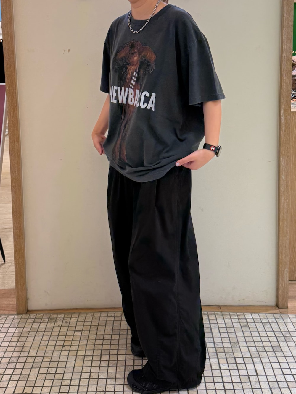 ブラック系のTシャツ/カットソー、ブラック系のその他パンツを着用したレディースの夏コーディネートの2枚目の写真