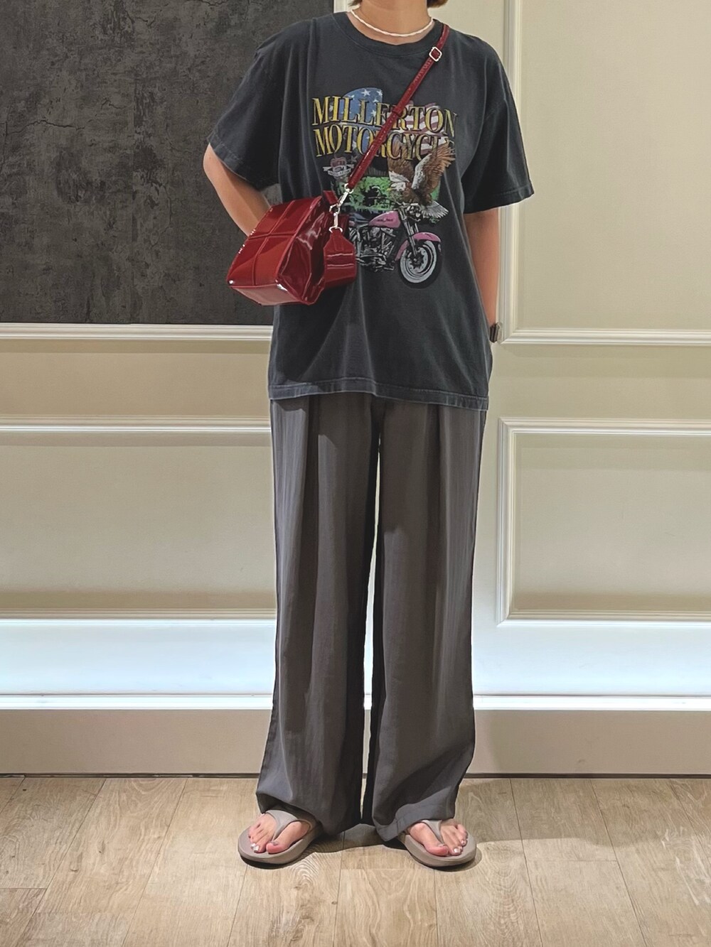 「ロゴT、シンプルスタイル、お出かけスタイル、夏、オトナカジュアル、リラックススタイル、ショルダーバッグ」｜「fredy emueのクールタンブラーツイルスラックス（スラックス、グレー系）」を使った、Hayashida さん（レディース・162cm）の夏コーディネートの2枚目の写真