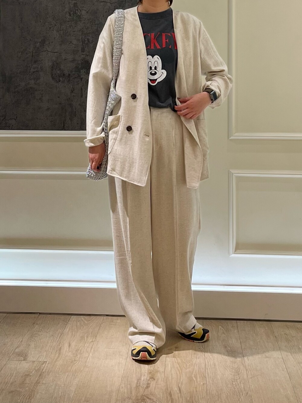 「セットアップ、セットアップスタイル、ジャケット、ジャケットスタイル、Tシャツ、パンツスタイル、パンツコーデ、春、シンプルスタイル、スニーカーコーデ」｜「GOOD ROCK SPEEDの【GOOD ROCK SPEED/グッドロックスピード】別注ミッキー / プリント / 半袖Tシャツ / MICKEY（Tシャツ/カットソー、ブラック系）」を使った、Hayashida さん（レディース・162cm）の春コーディネートの2枚目の写真