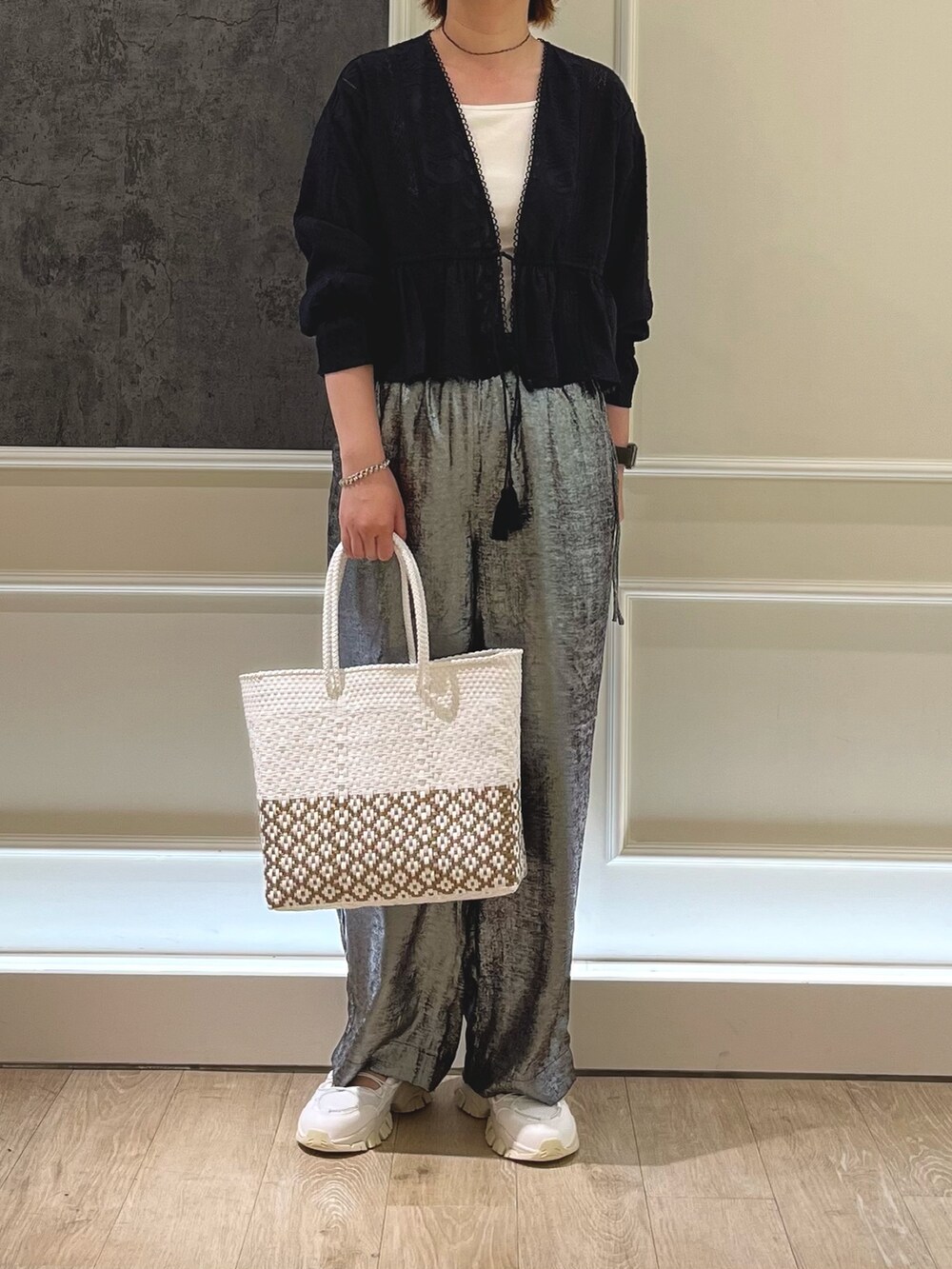 ブラック系のシャツ/ブラウス、ブラック系のその他パンツ、ホワイト系のサンダルを着用したレディースの夏コーディネートの2枚目の写真